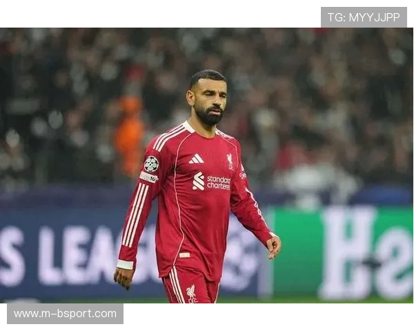 萨拉赫替补席镜头捕捉,埃及前锋与斯洛特交流画面引热议 萨拉赫替补席镜头捕捉,埃及前锋与斯洛特交流画面引热议