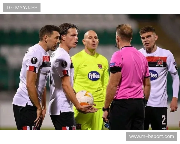 里昂主场全胜神话背后：伤病潮下仍领跑欧联，板凳深度藏着什么玄机